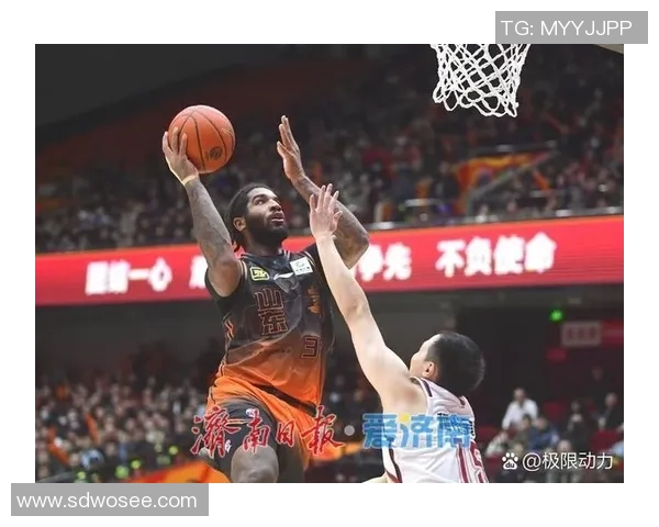 CBA季后赛广东队与山东队激战正酣精彩对决引发球迷热议